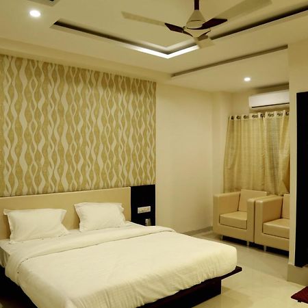 Hotel Kamad Giri,Ujjain Buitenkant foto