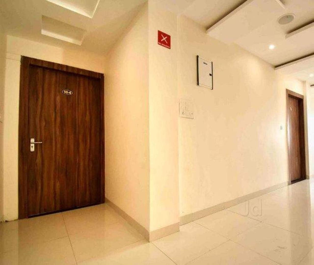 Hotel Kamad Giri,Ujjain Buitenkant foto
