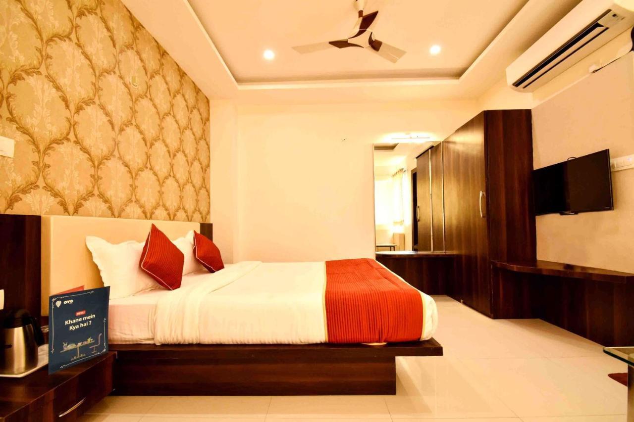 Hotel Kamad Giri,Ujjain Buitenkant foto