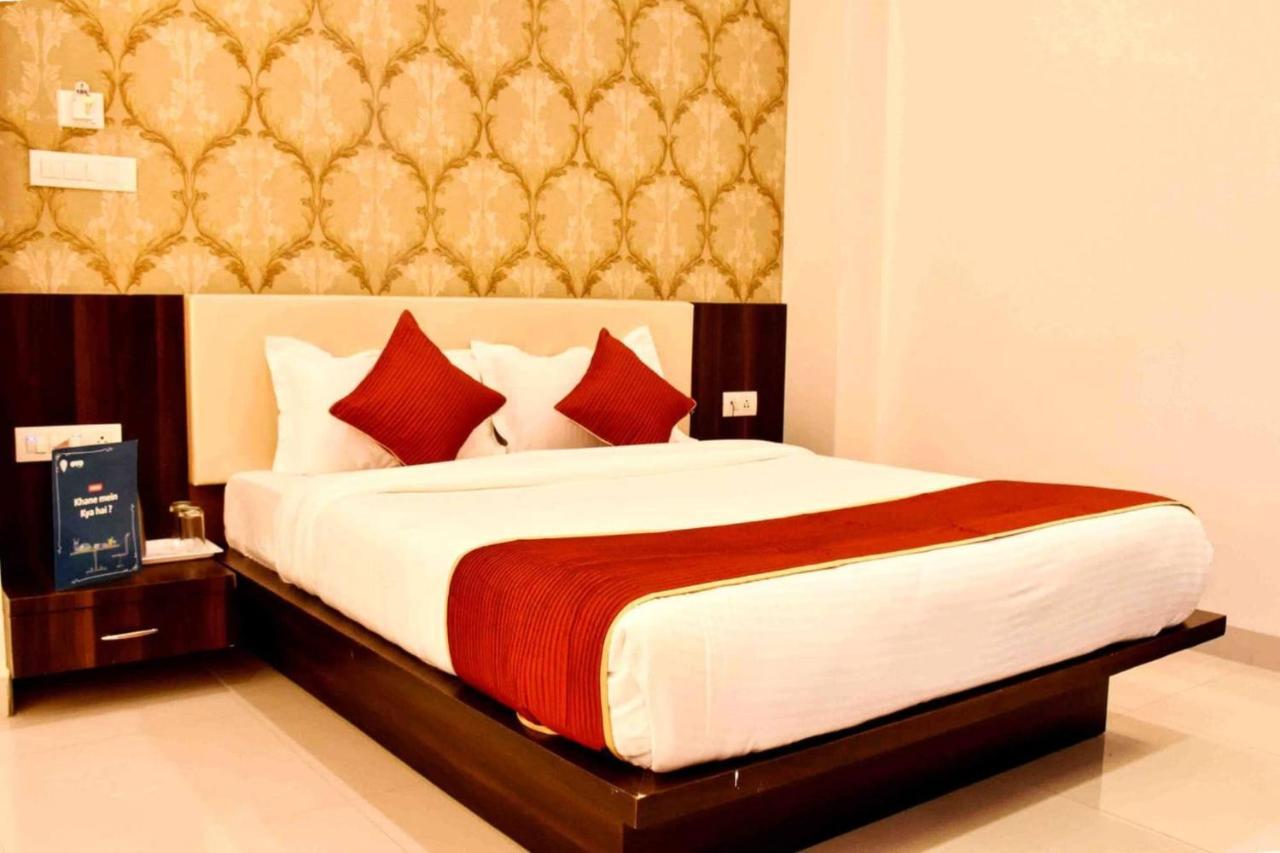 Hotel Kamad Giri,Ujjain Buitenkant foto